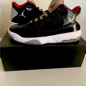 Jordan Max aura 2 black and red size 9.5 used like new